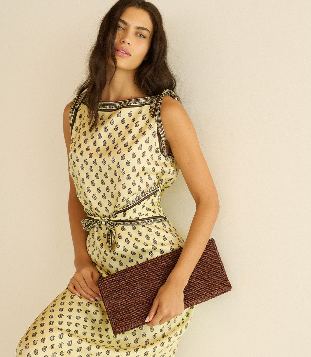 Muriel Clutch in Marron Raffia